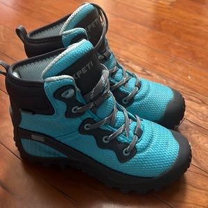 Women’s size 6 turquoise hiking boots. Worn maybe 3x. Excellent condition
